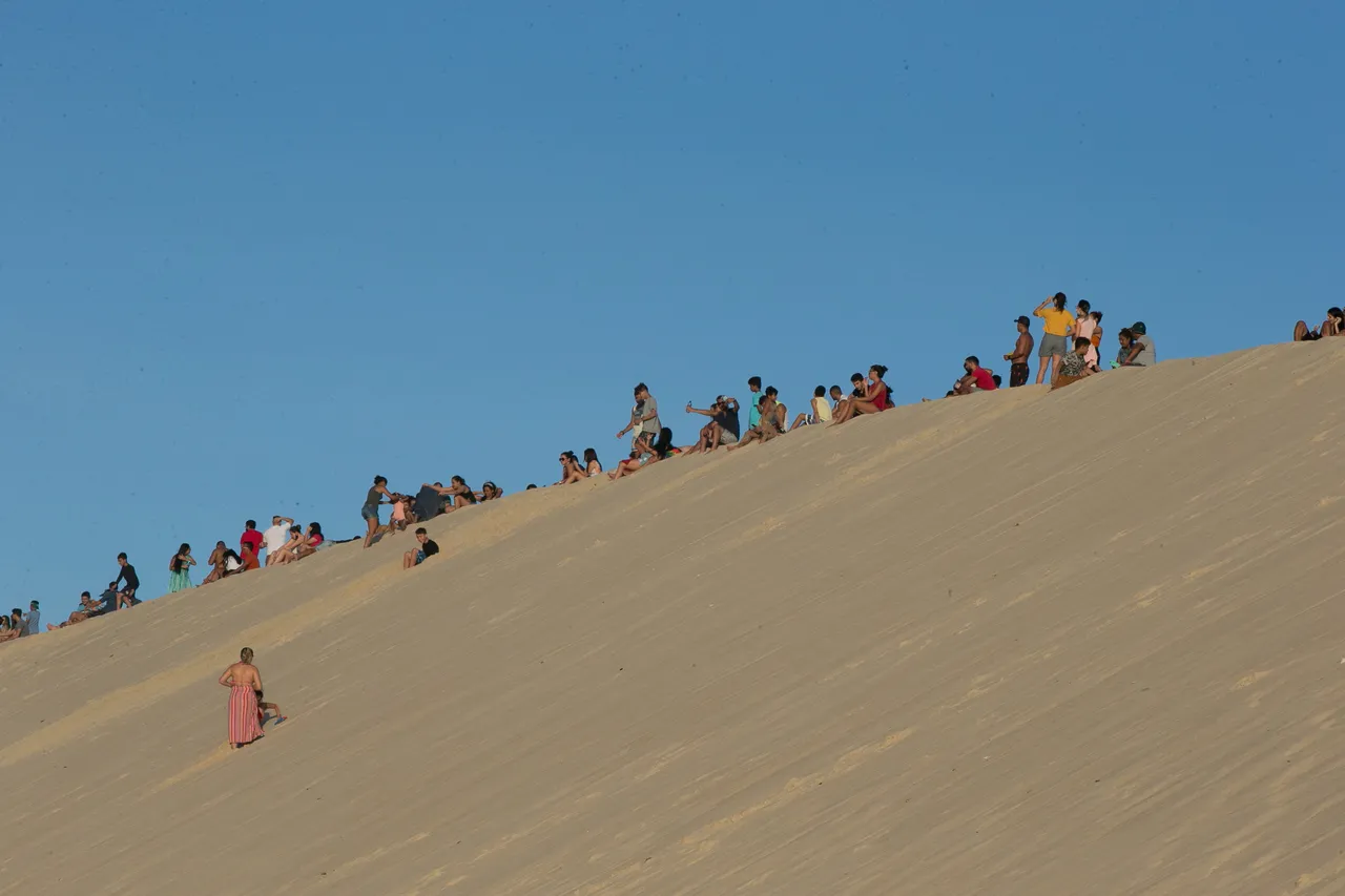 Na Sabiaguaba, moradores de Fortaleza e da Região Metropolitana se reúnem para ver o pôr do sol