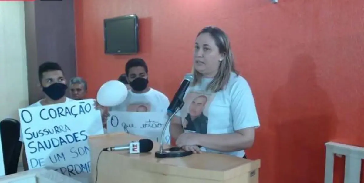mulher falando no microfone da câmara municipal de capistrano