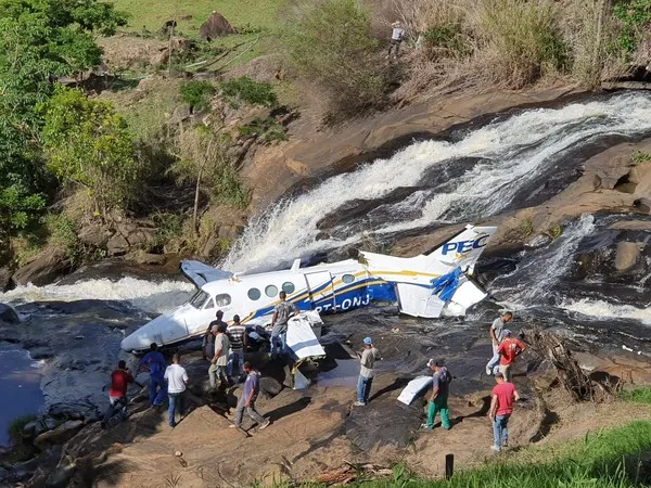 Aeronave de pequeno porte caiu em uma cachoeira na serra de Caratinga, em Minas Gerais
