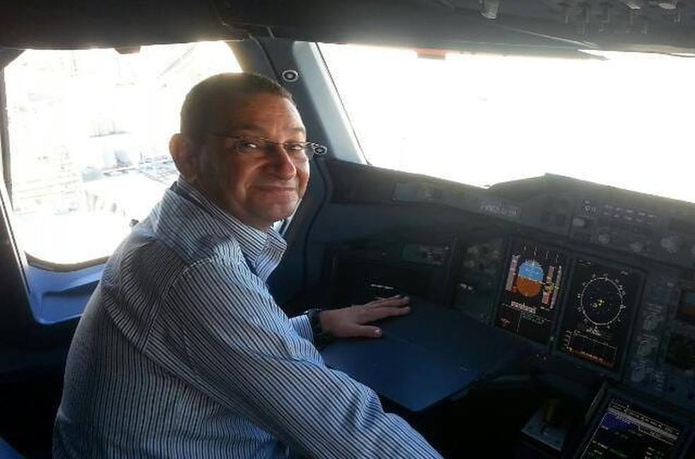 Piloto Geraldo Martins em avião