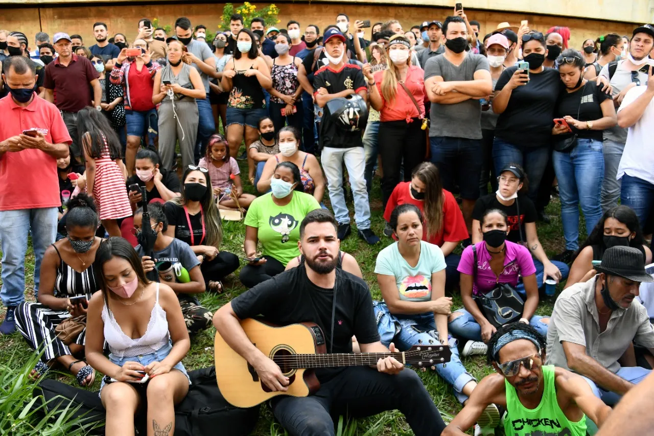 Fãs homenagearam a cantora com músicas durante o velório