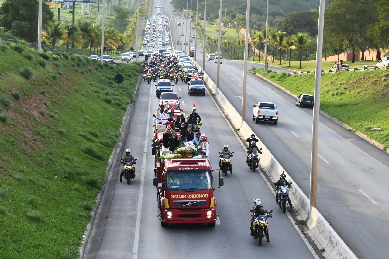 Fãs e amigos da cantora seguiram em cortejo pelas rodovias de Goiânia