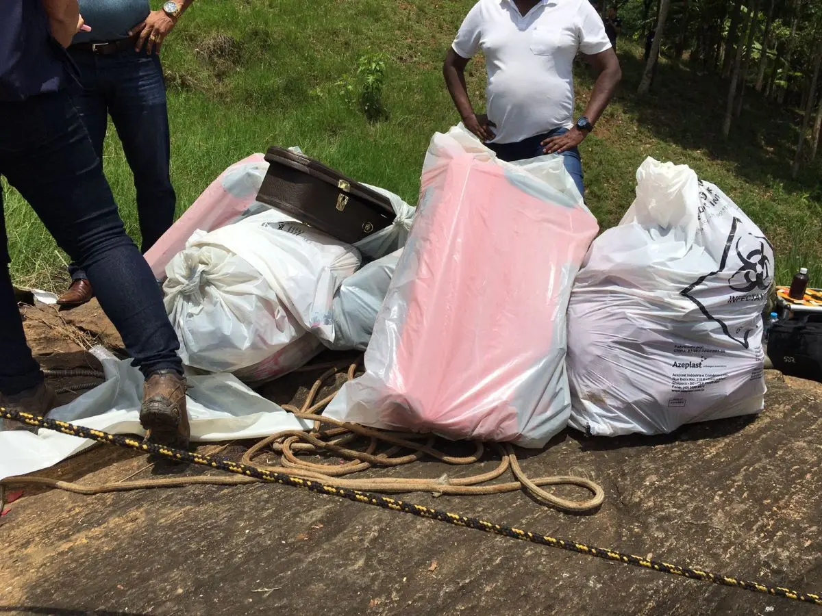Pertences recuperados de avião que caiu e matou marília mendonça