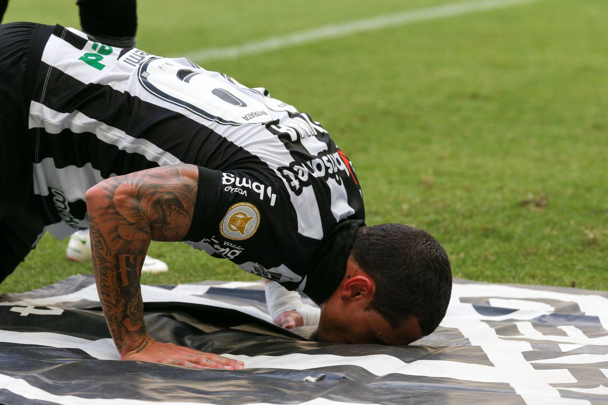 Vina beijando escudo do Ceará após gol marcado contra o Fluminense