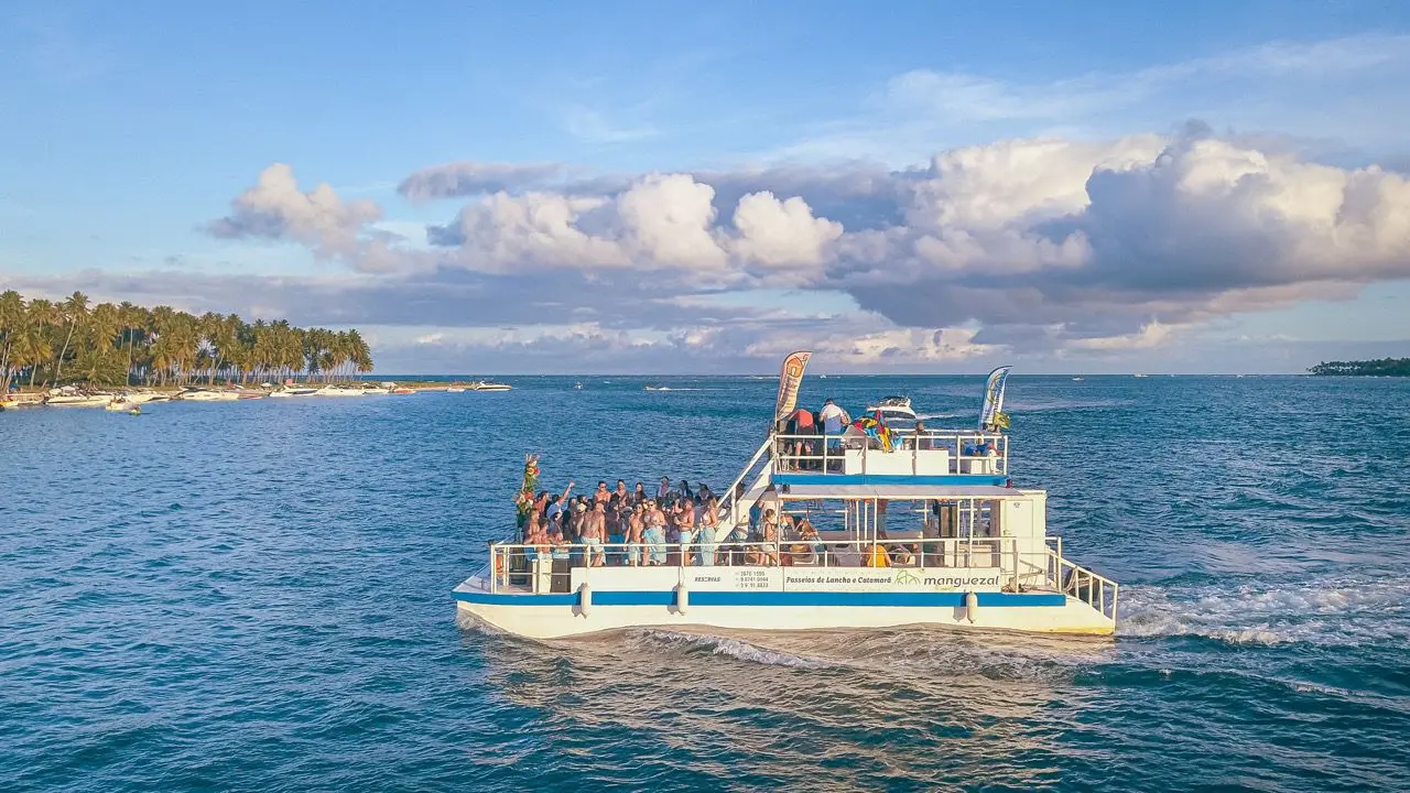 Catamarã no mar com pessoas dentro