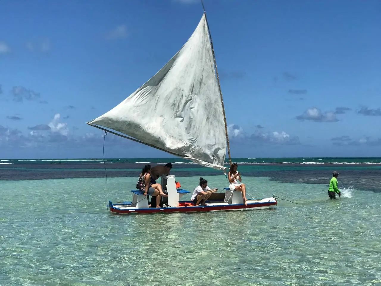 Passeio de jangada na Praia dos Carneiros