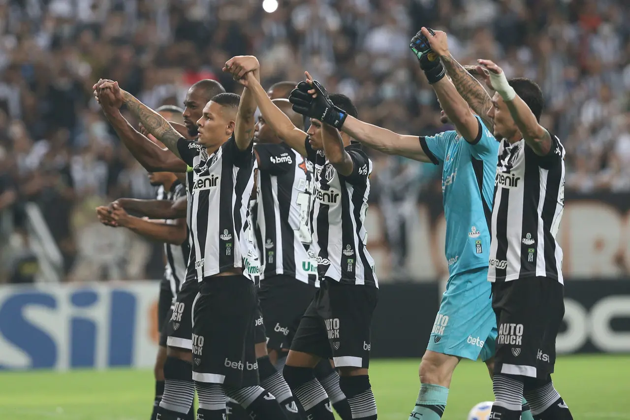 Elenco do Ceará de mãos dadas em contato com a torcida