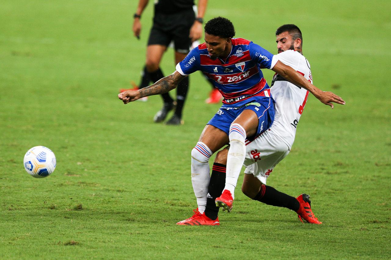 Atletas de Fortaleza e São Paulo disputam bola