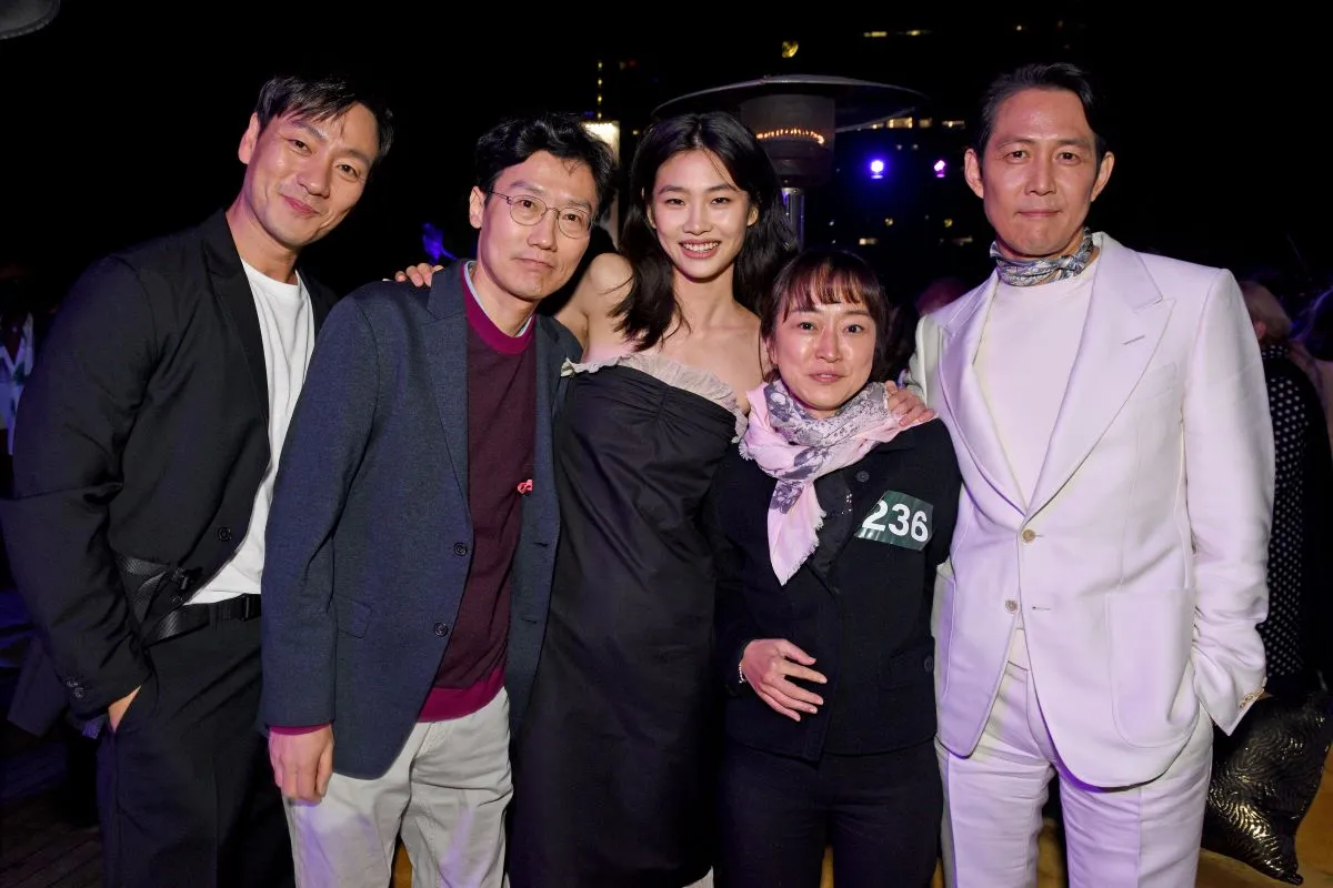 Park Hae Soo, Hwang Dong-hyuk, HoYeon Jung, Kim Ji-yeon, e Lee Jung-jae estiveram em evento da série nessa segunda-feira (8)