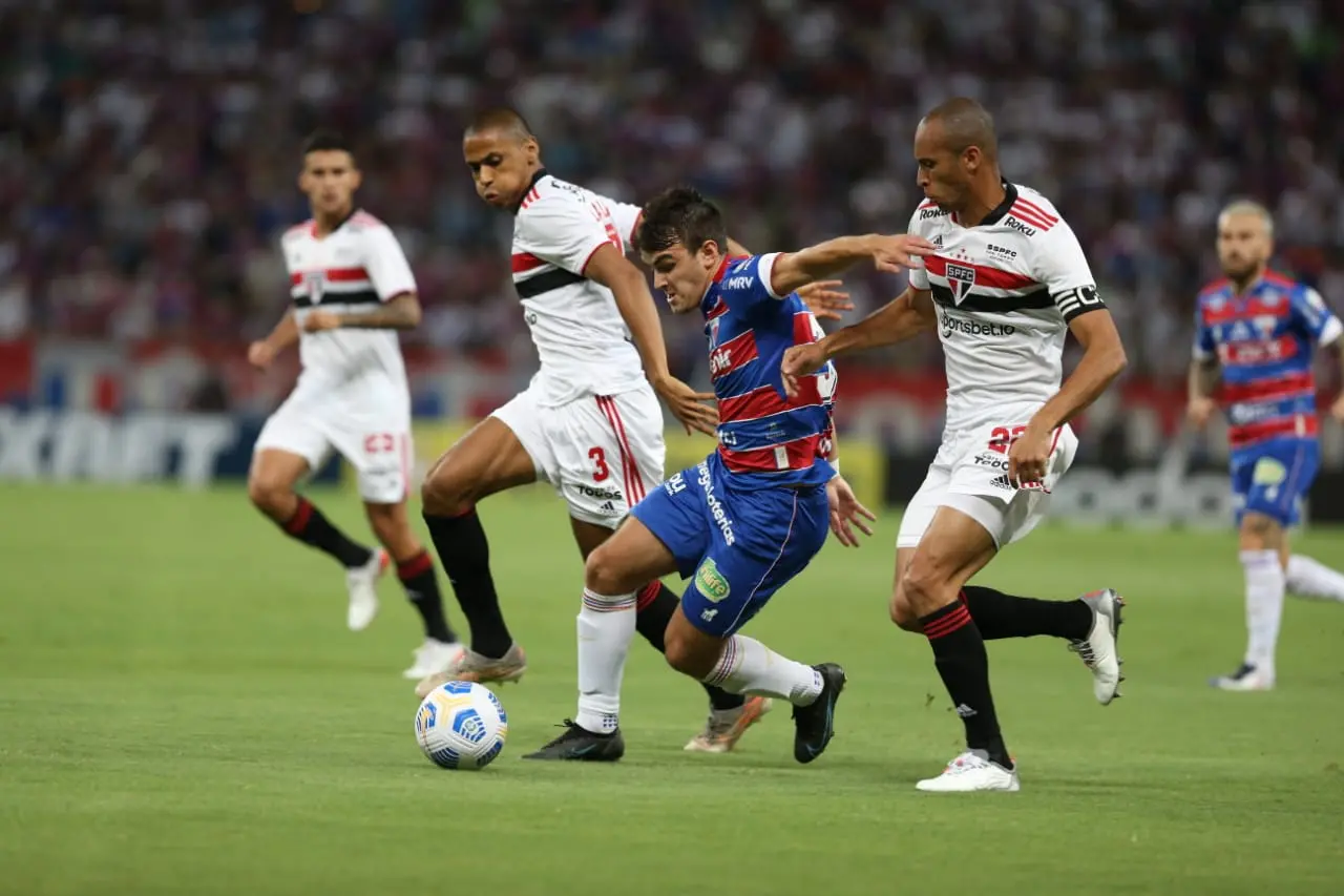 Depietri com a bola marcado por dois jogadores do São Paulo