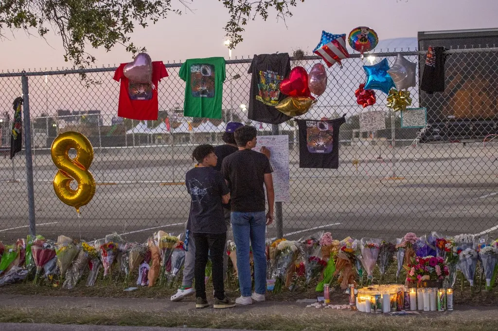 Um memorial foi montado na cidade texana em homenagem aos oito mortos no evento