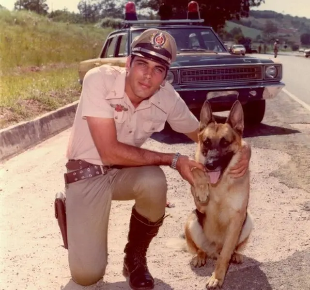 Antônio Fonzar, de O Vigilante Rodoviário, com Pastor Alemão