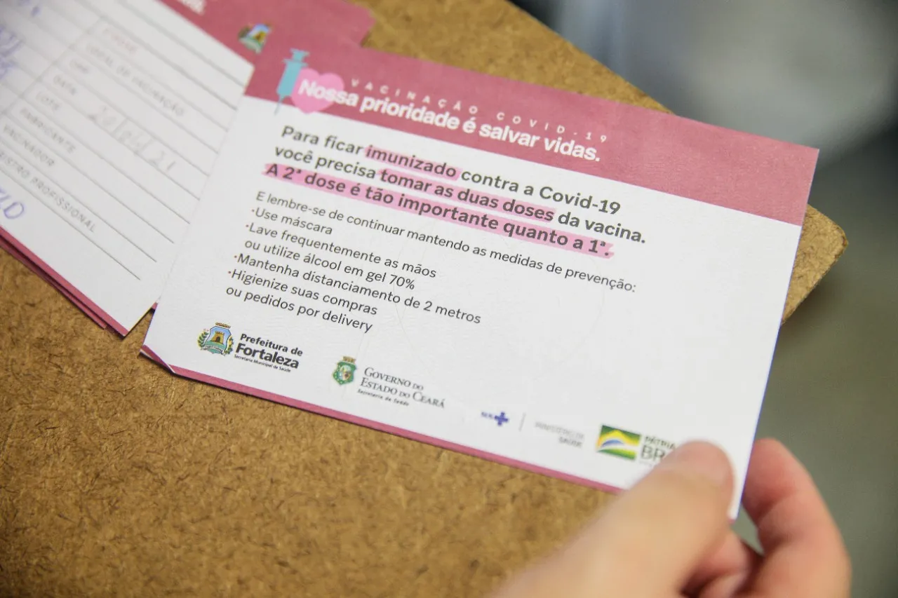Nas cidades nas quais o passaporte de vacinação foi adotado as gestão usam, além do cartão de vacinação físico emitido na aplicação, o comprovante digital