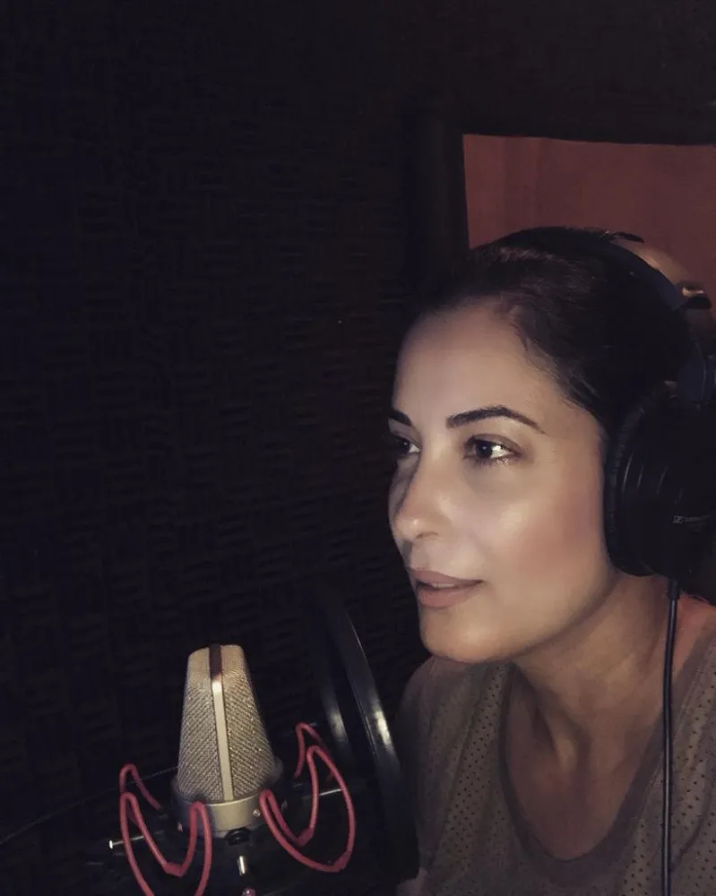 Faz quatro anos que Cintia Lima é dubladora em duas grandes empresas americanas, assinando trabalhos para Netflix, Sony, Discovery, HBO, Globoplay, entre outras