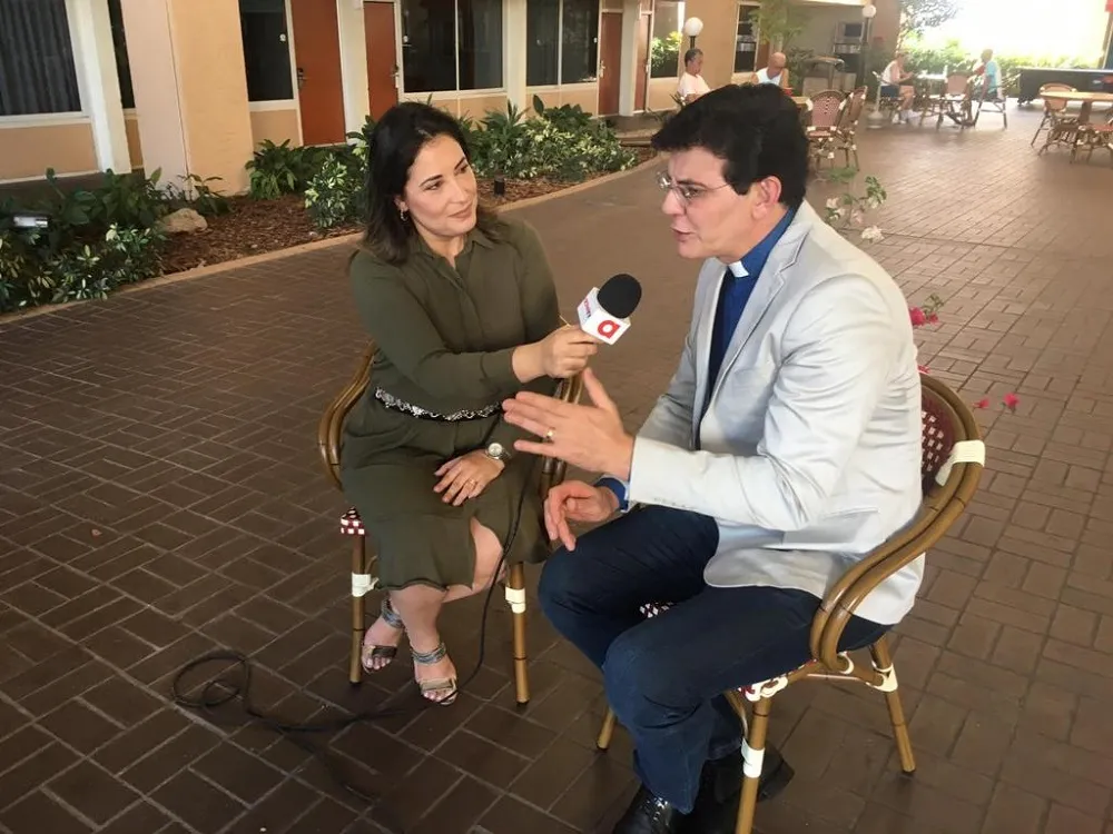 Com Padre Reginaldo Manzotti, alguém que considera conselheiro e amigo, durante programa da TV Evangelizar