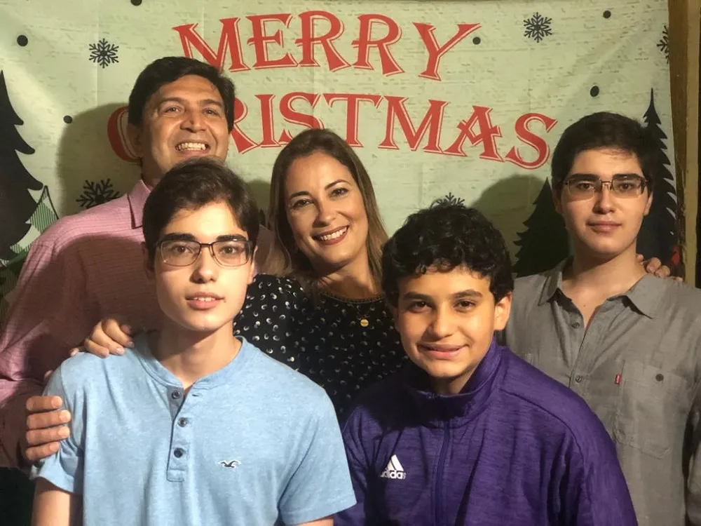 Com o marido, Guto, e os filhos, nos Estados Unidos