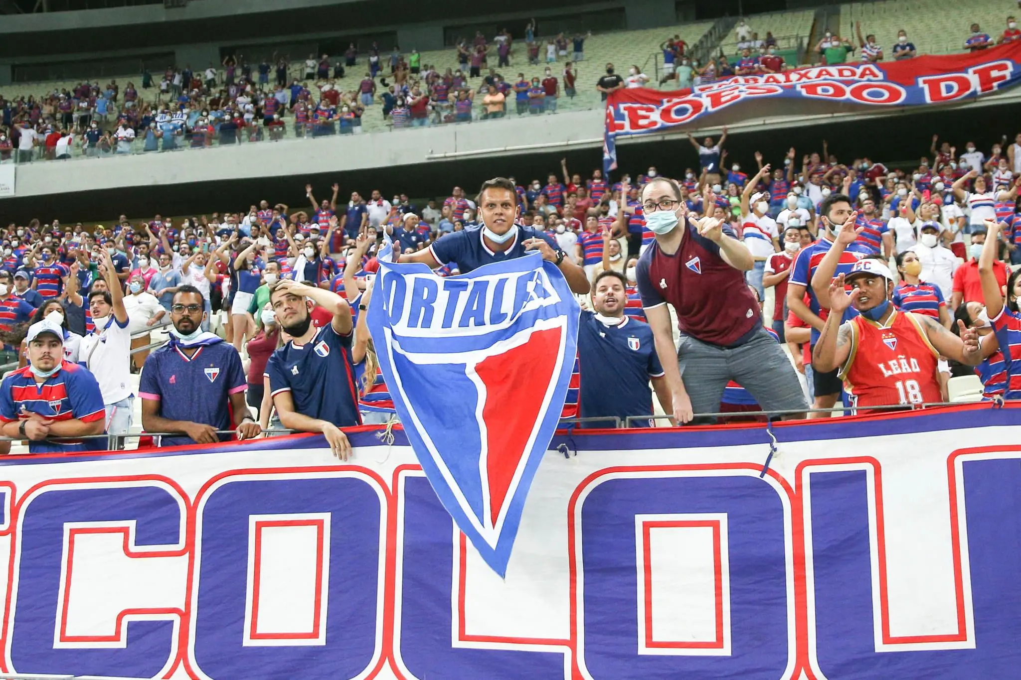 Torcida do Fortaleza faz a festa na arquibancada da Arena Castelão