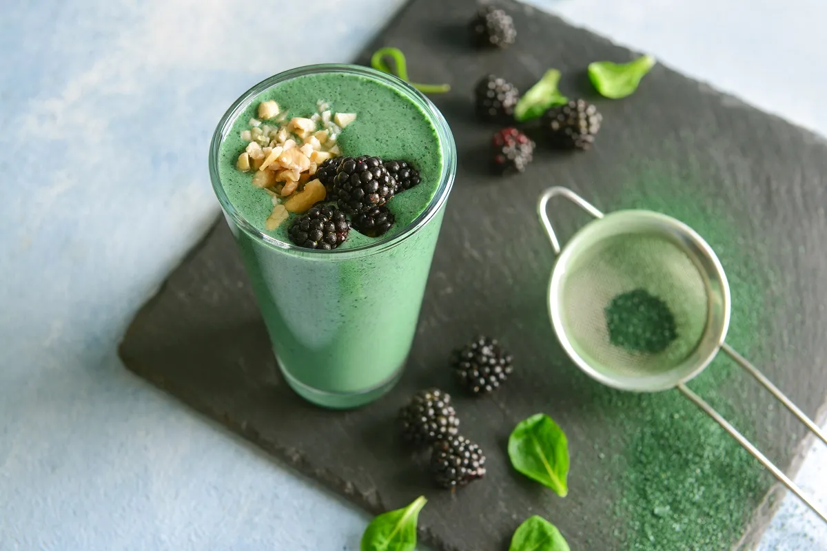 A spirulina pode ser consumida com frutas, sucos e até saladas
