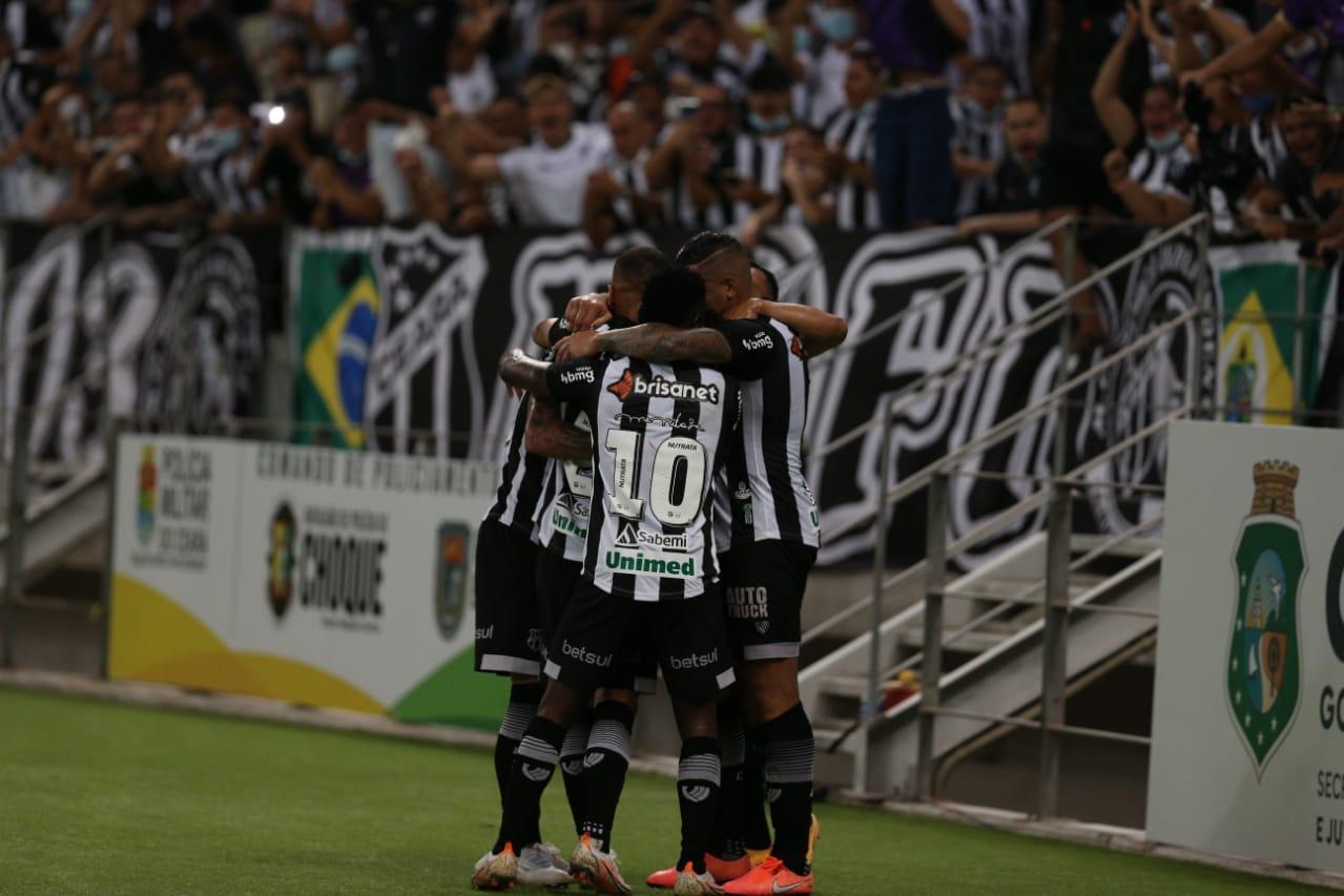 Atletas do Ceará comemoram gol com a camisa alvinegra