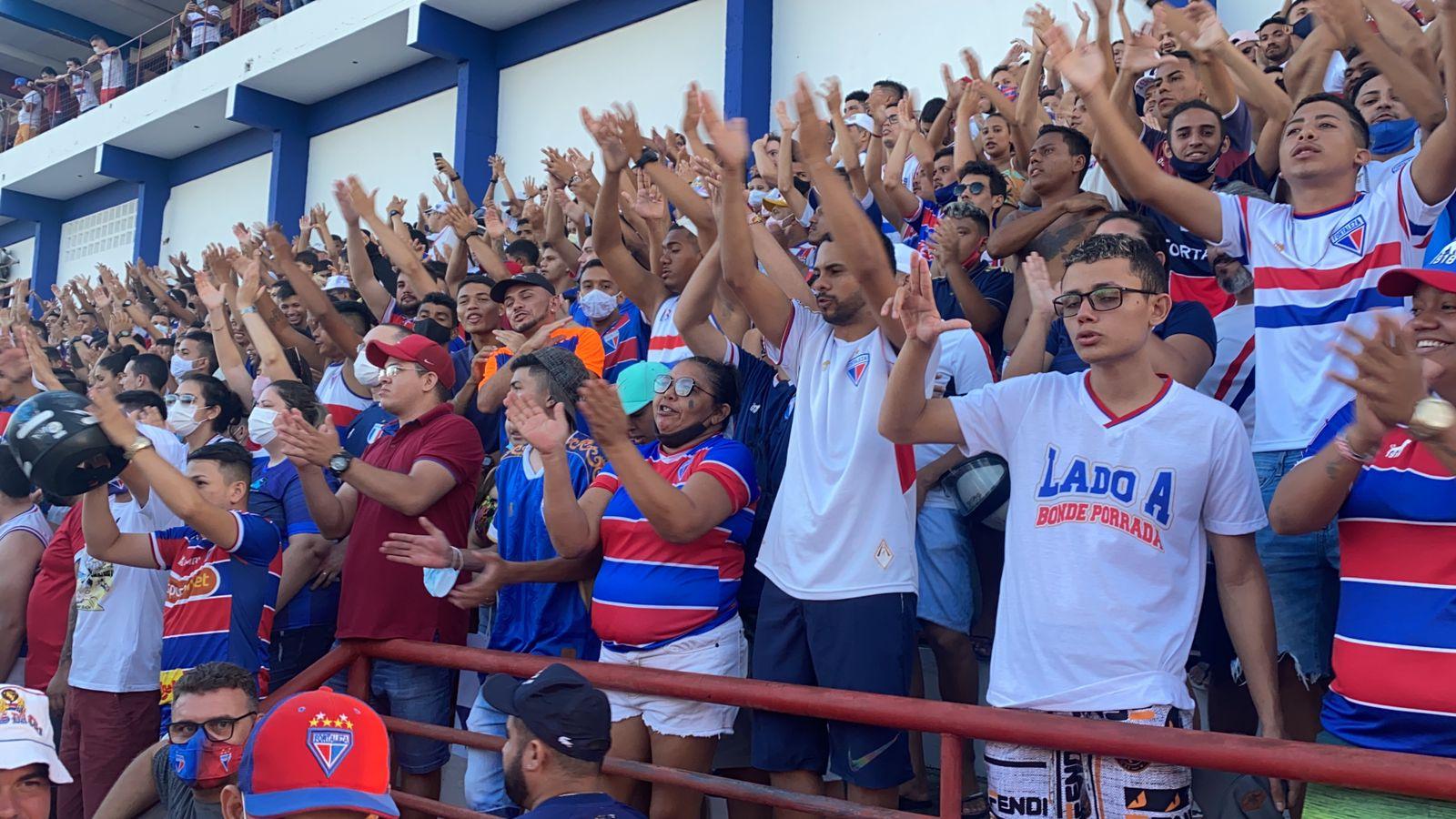 torcedores na arquibancada do treino do fortaleza