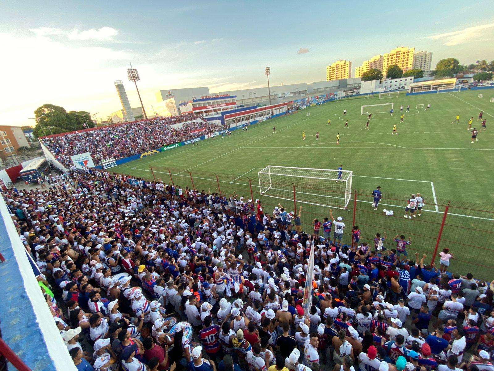 torcida e campo com jogadores