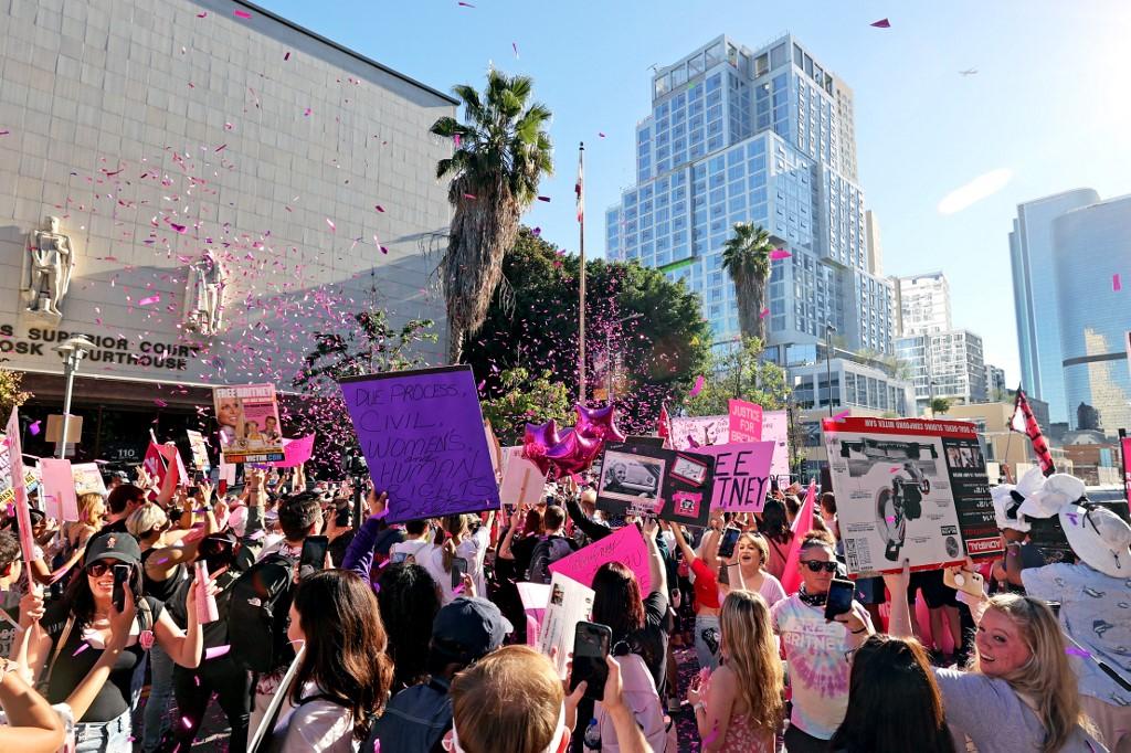 Fãs de Britney Spears comemorando fim da tutela em frente a prédio da Justiça em Los Angeles