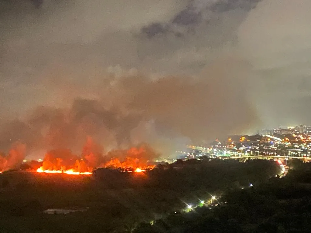 Fogo é visto de longe na Capital