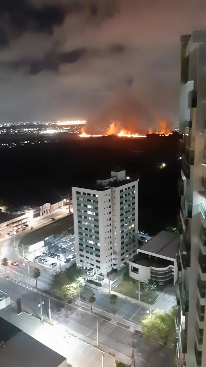 A fumaça está tomando boa parte do céu