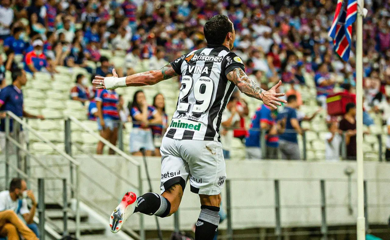 Vina anotou dois gols na goleada do Ceará por 4 a 0 contra o Fortaleza nesta quarta-feira (17)