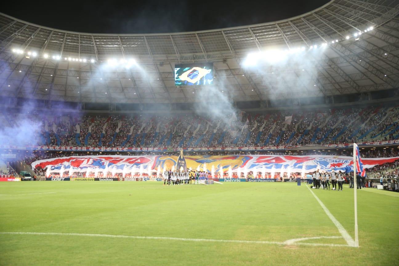 Torcida do Fortaleza com bandeirão e soltando fogos