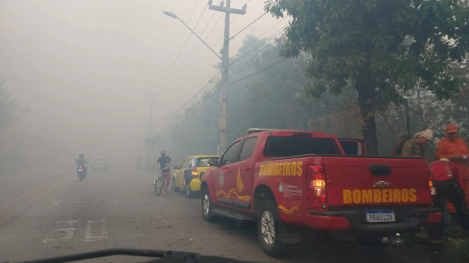 Bombeiros continuam em operação para dissipar as chamas na manhã desta quinta-feira (18)