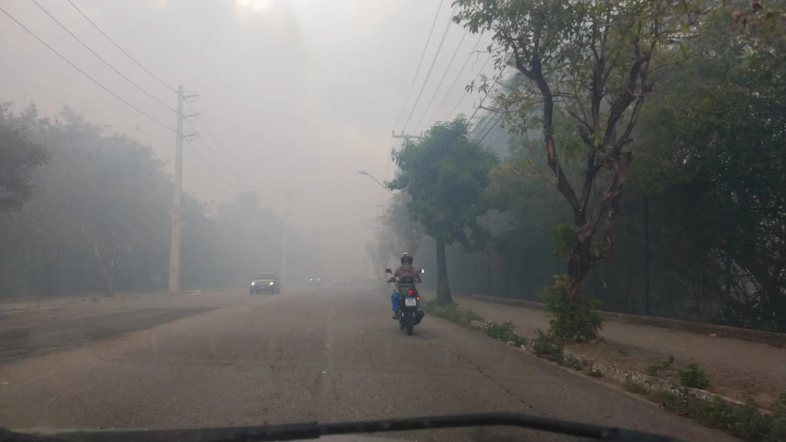 Área ao lado do Cocó ainda está tomada por fumaça