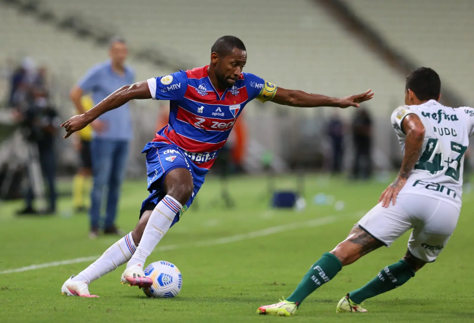 Atletas de Fortaleza e Palmeiras disputam bola