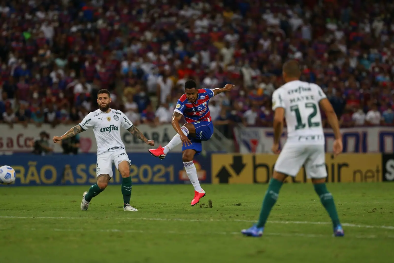 Jussa realiza finalização de longa distância