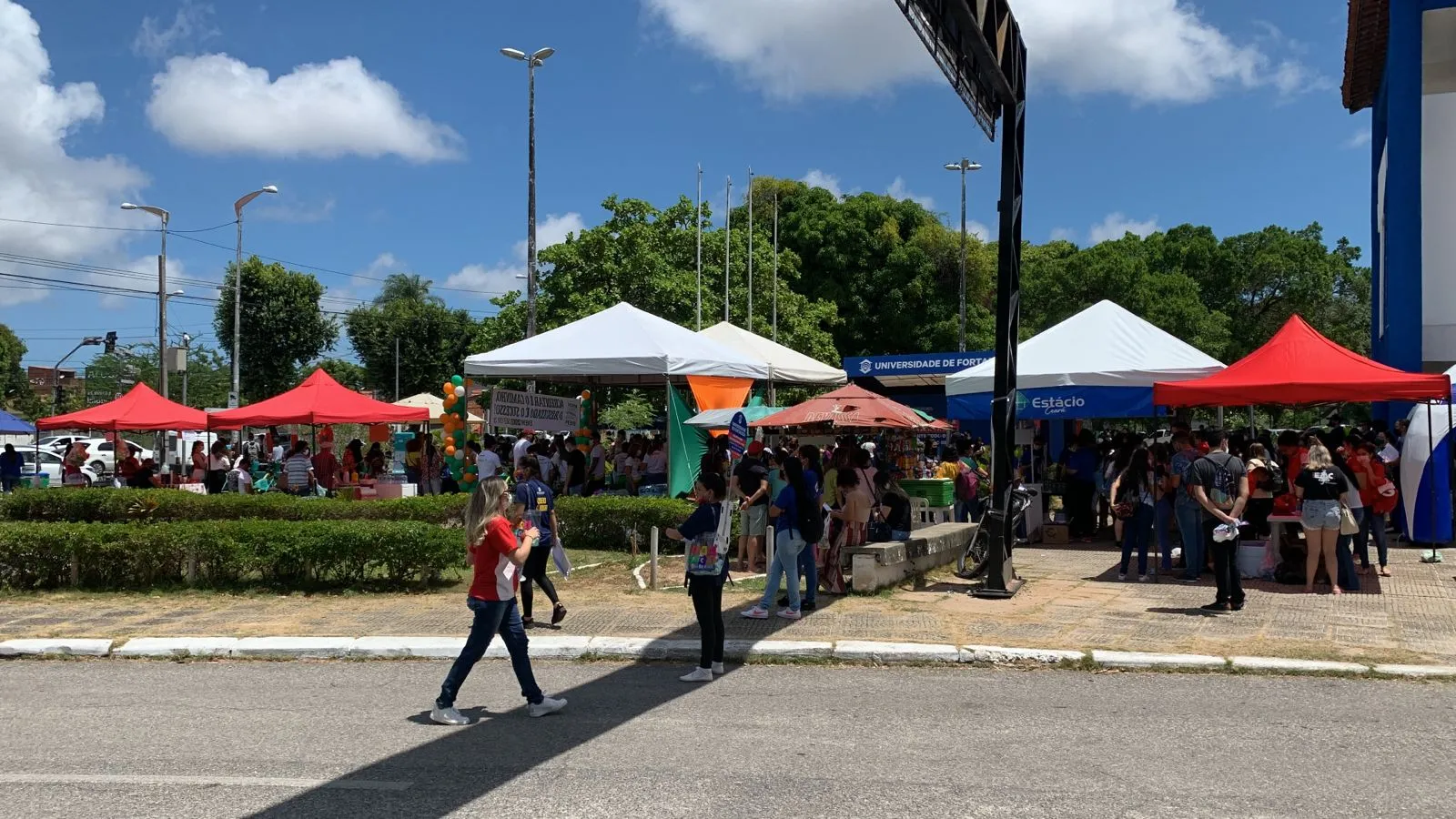 Estudantes se concentraram na entrada da Uece para aguardar abertura dos portões