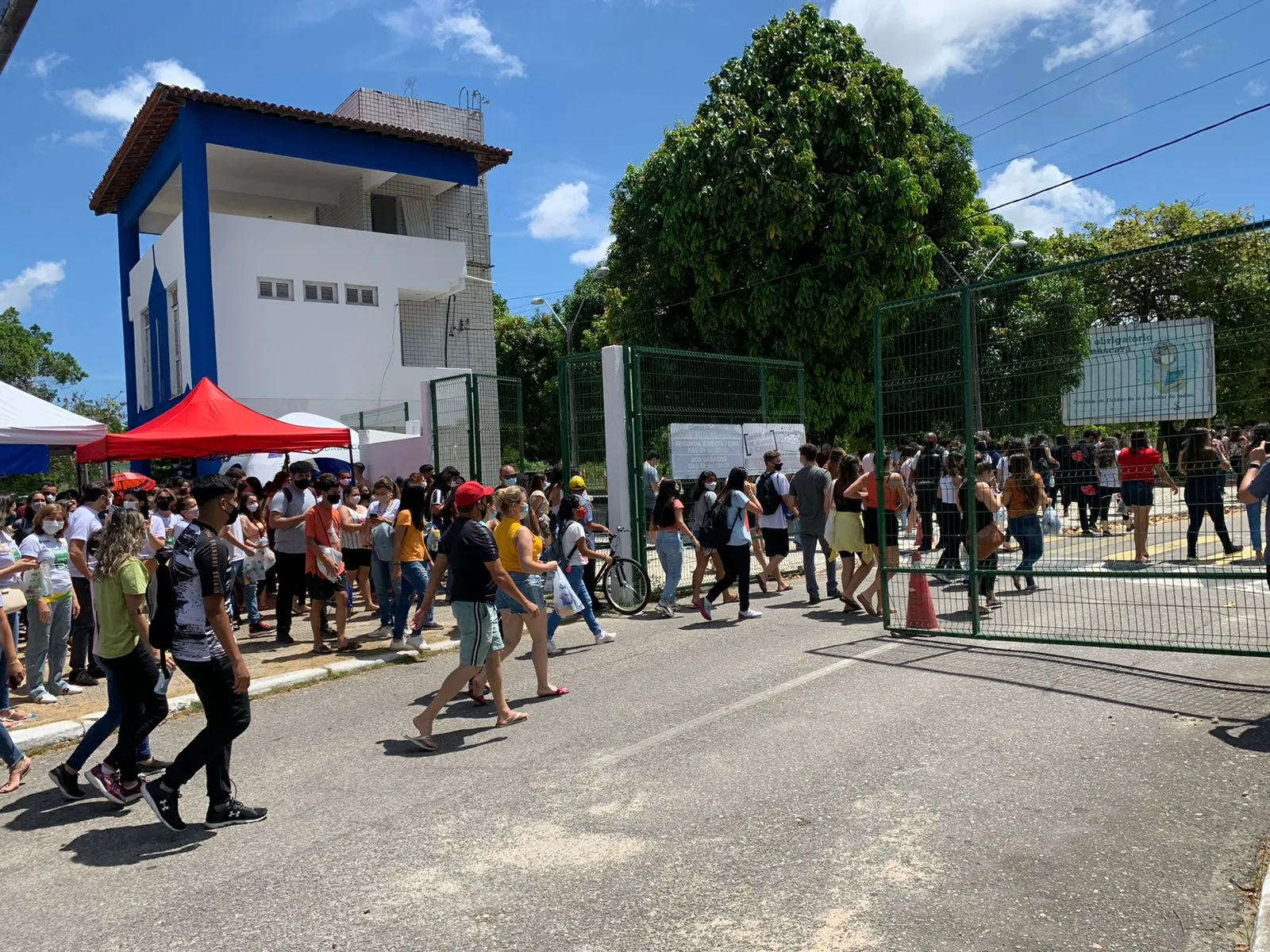 Com a abertura, estudantes e demais concorrentes se dirigiram às salas de aplicação do exame