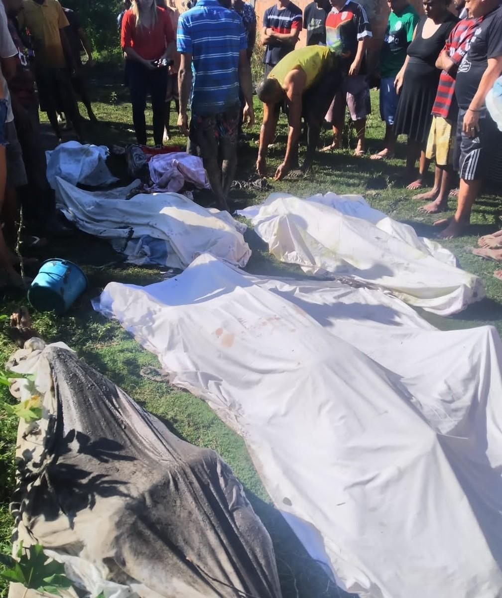 Conjunto de corpos achados em mangue após tiroteio do Rio cobertos por lençol