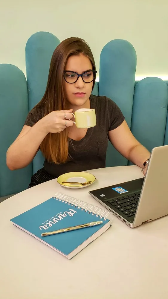 Há dois meses, Amanda Prata está tentando se desligar mais do celular e das redes sociais; agora, antes de dormir, ela coloca o aparelho para carregar longe, por exemplo