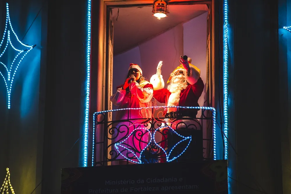 Esther Fontenele, ainda como coralista, ao lado do Papai Noel em uma das sacadas do Hotel Excelsior, no Natal de Luz do Ceará 2019