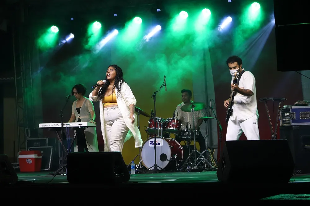 A cantora, compositora e atriz Luiza Nobel fez show em Itapipoca, numa parceria entre o grupo Dona Zefinha e o Festival Balaio Negro