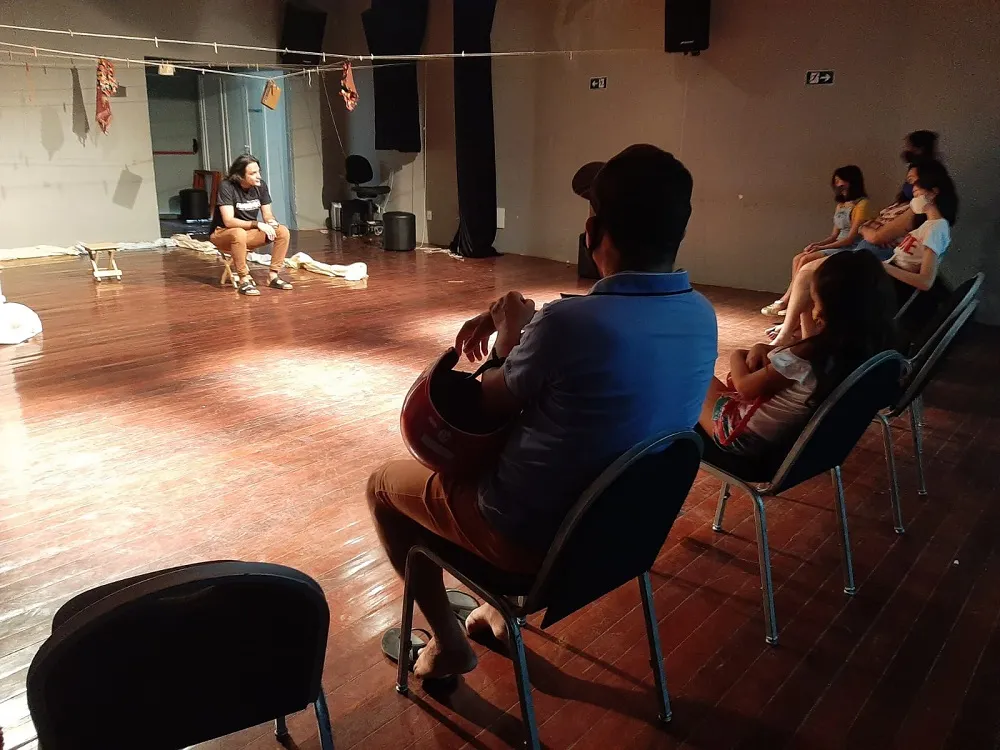 O ator e diretor Sidney Malveira em diálogo com habitantes de Canindé sobre a arte teatral