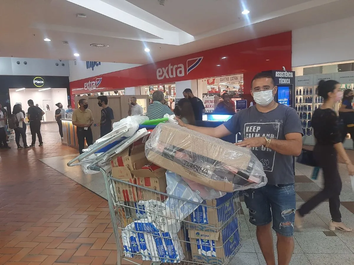 O comerciante Lucídio Gomes aproveitou para encher o carrinho no Extra Iguatemi