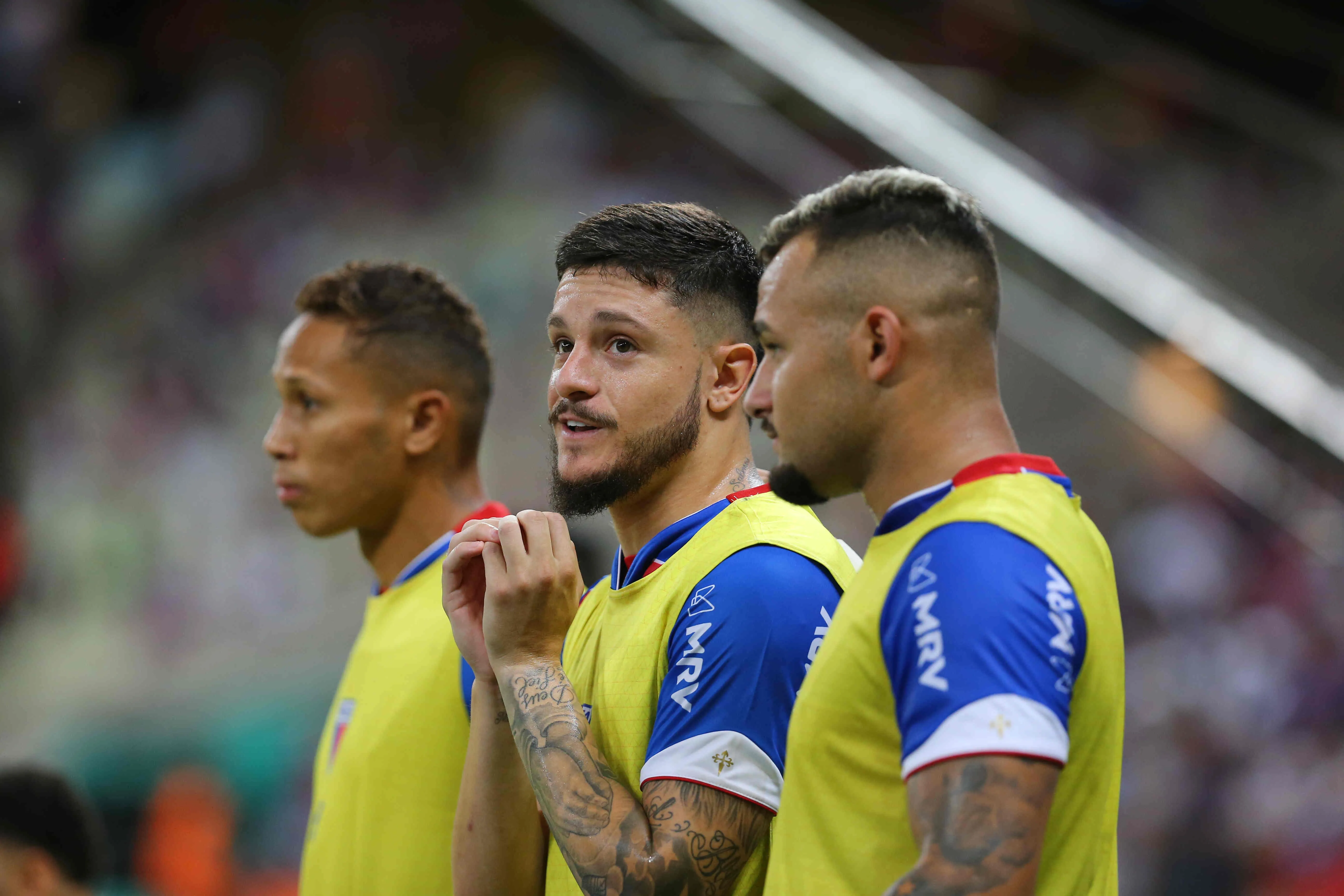 Lucas Crispim (centro) ainda não foi titular após retorno de lesão