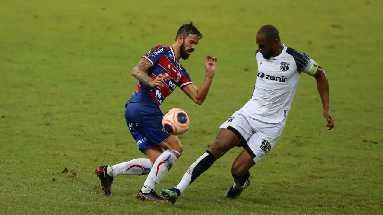 Atletas de Ceará e Fortaleza disputam bola durante o Clássico-Rei