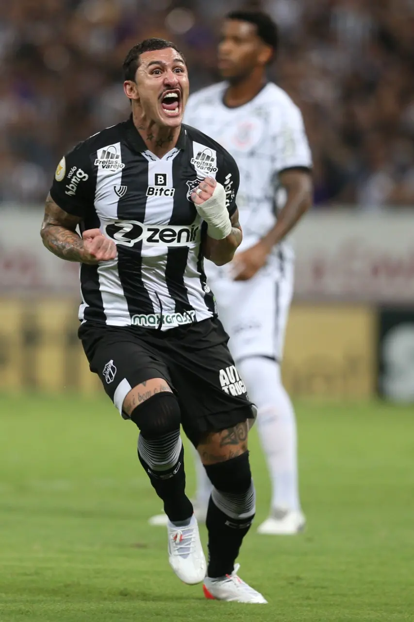 Vina comemorando gol pelo Ceará