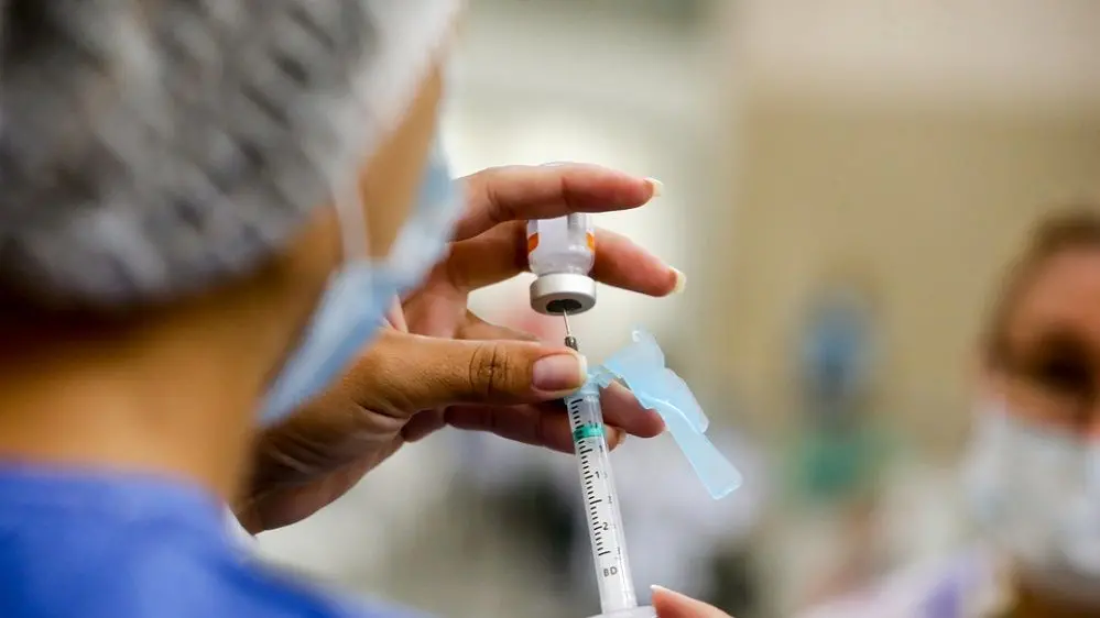 Os laboratórios Pfizer/BioNTech informaram que estão estudando urgentemente a eficácia de sua vacina contra a nova variante