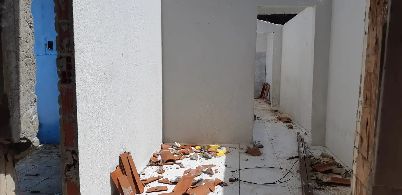 Os moradores fugiram das residências sem tempo de levar móveis, guarda-roupa, sofá, roupas e outros objetos pessoais