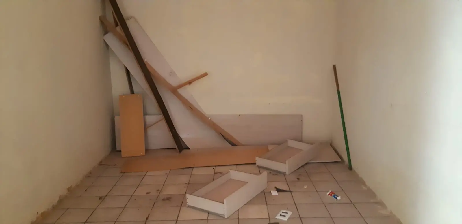 Os moradores fugiram das residências sem tempo de levar móveis, guarda-roupa, sofá, roupas e outros objetos pessoais