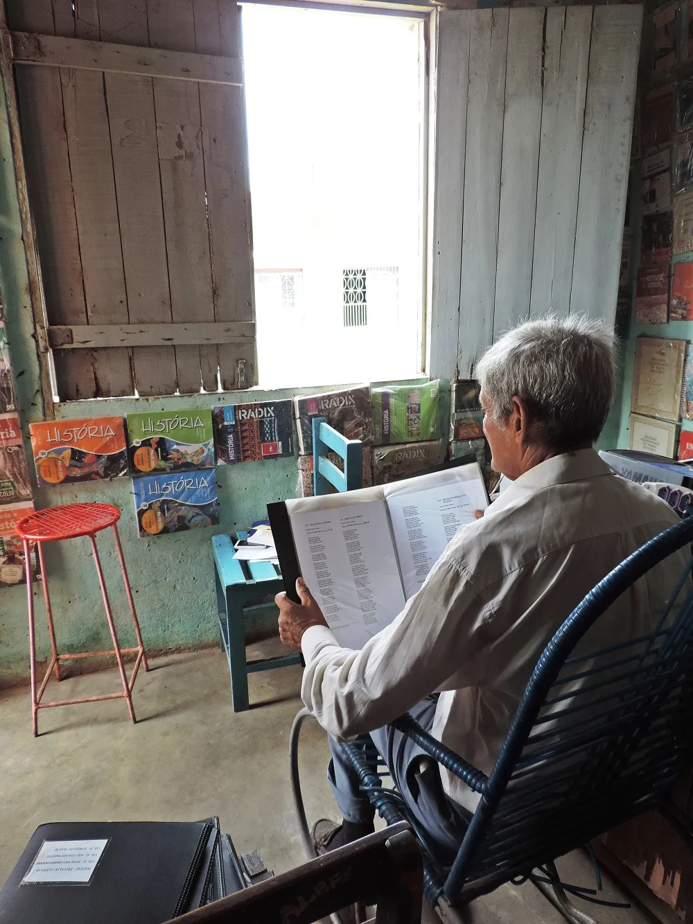 Casa do poeta é repleta de livros, muitos deles de sua própria autoria