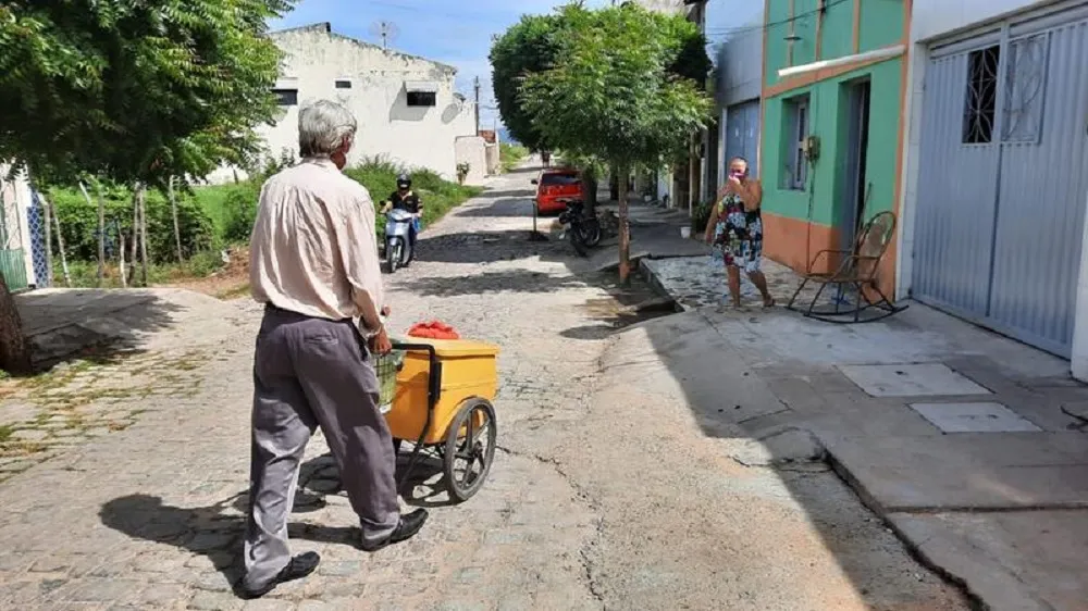 Enquanto vende picolés, seu Erivaldo Alencar anota aquilo que lhe inspira o cotidiano